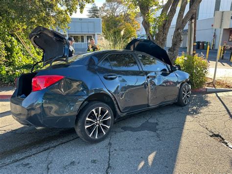 Over 400 customers lose power after car crashes into PG&E pole in San Rafael: police